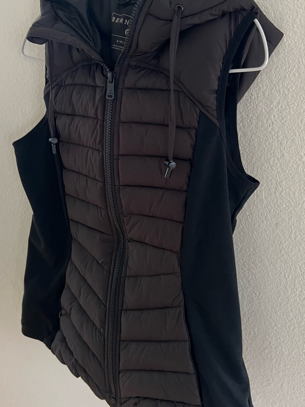 Bernardo Black Quilted Hooded Puffer Vest - Picture 7 of 9